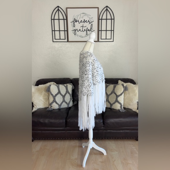 Beautiful Handmade White & Black Crochet Fringe Cover Shawl Floral One Size - Picture 2 of 10